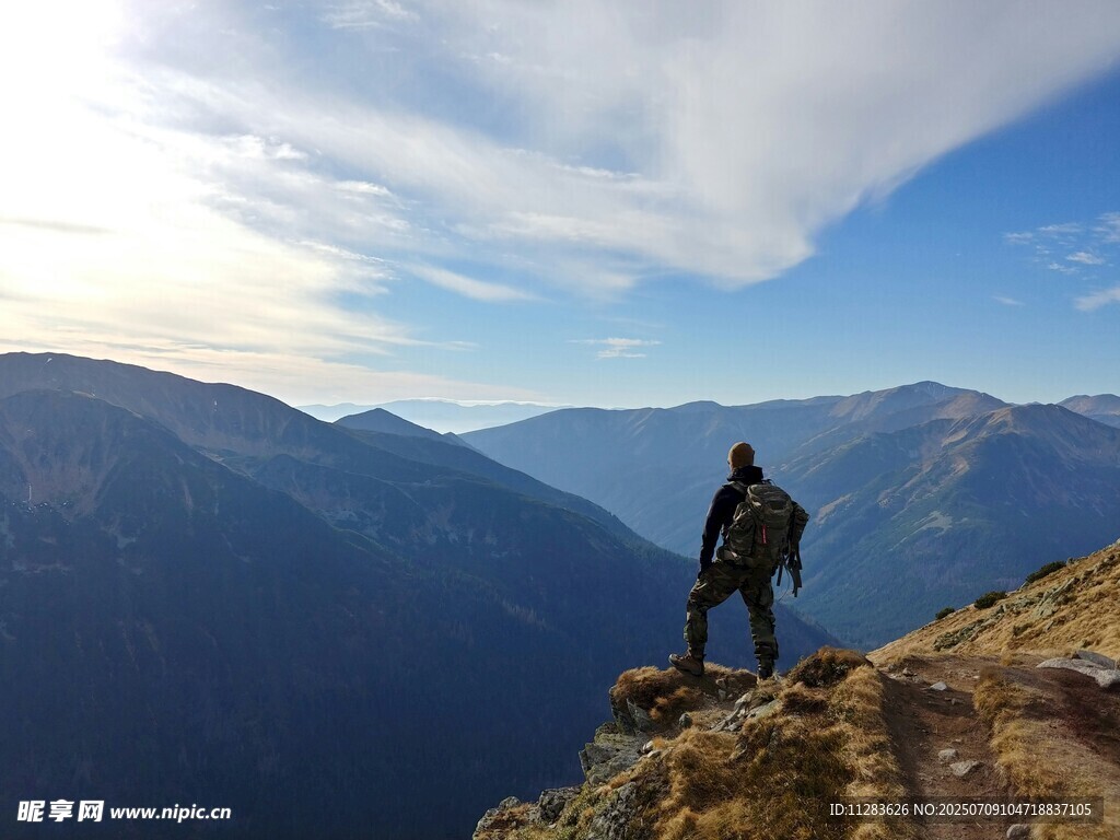 悬崖边的徒步旅行者