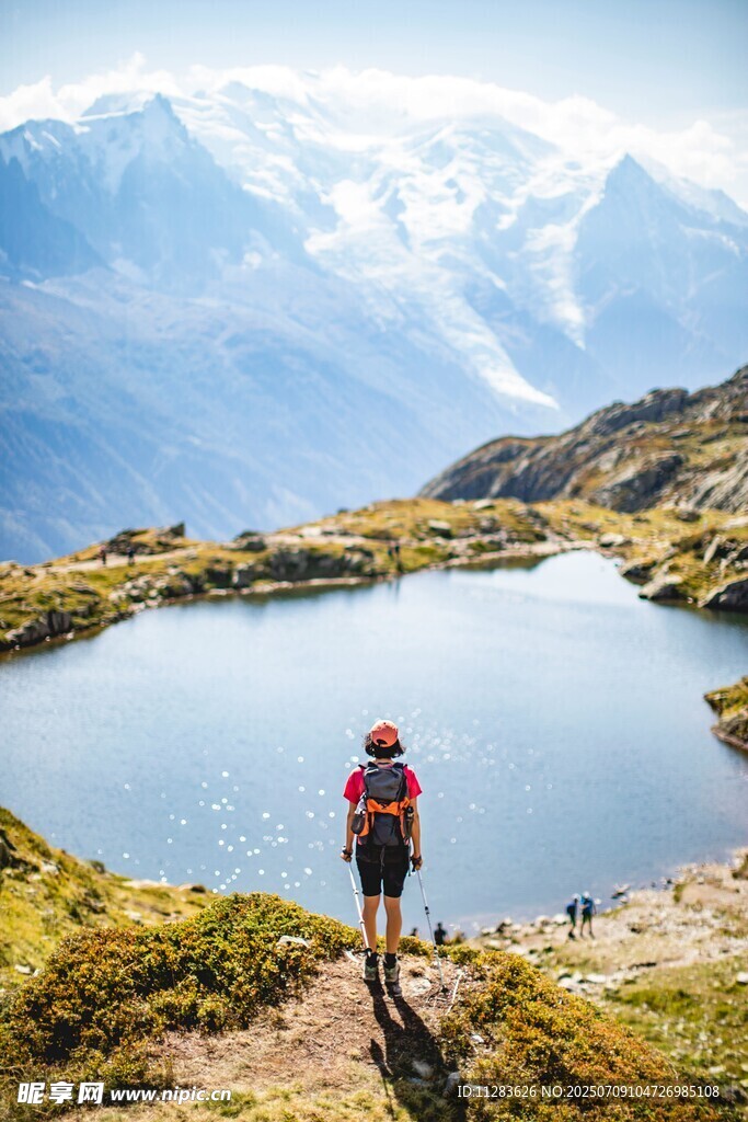 徒步者于山间湖畔赏景