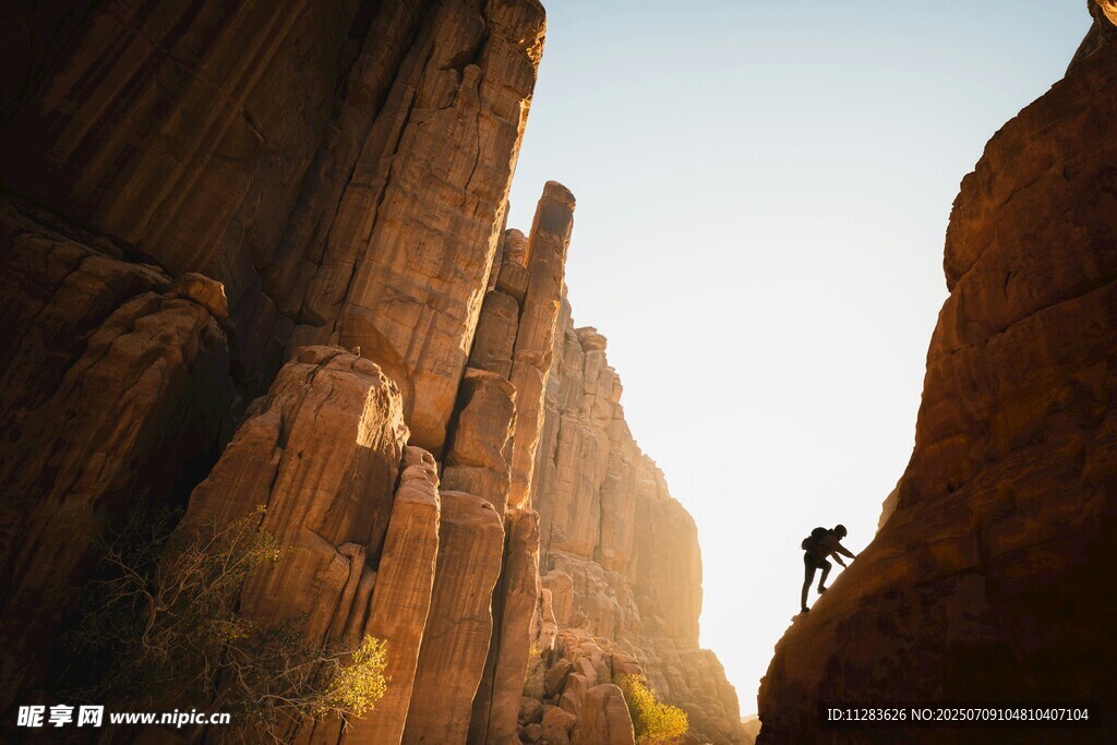 峭壁间的攀岩者