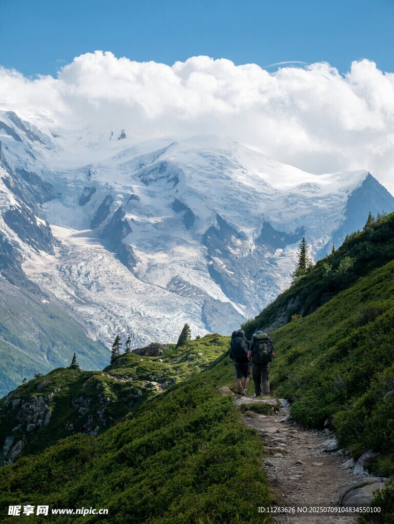 山间徒步者的壮美雪山之旅