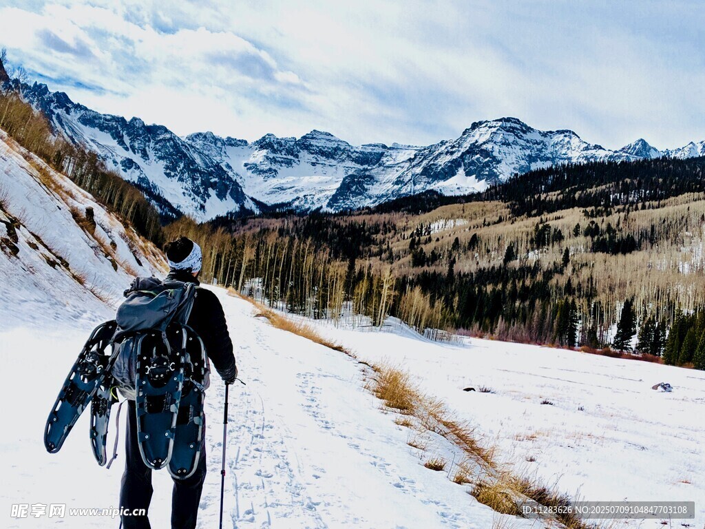 雪地徒步者的壮美山景