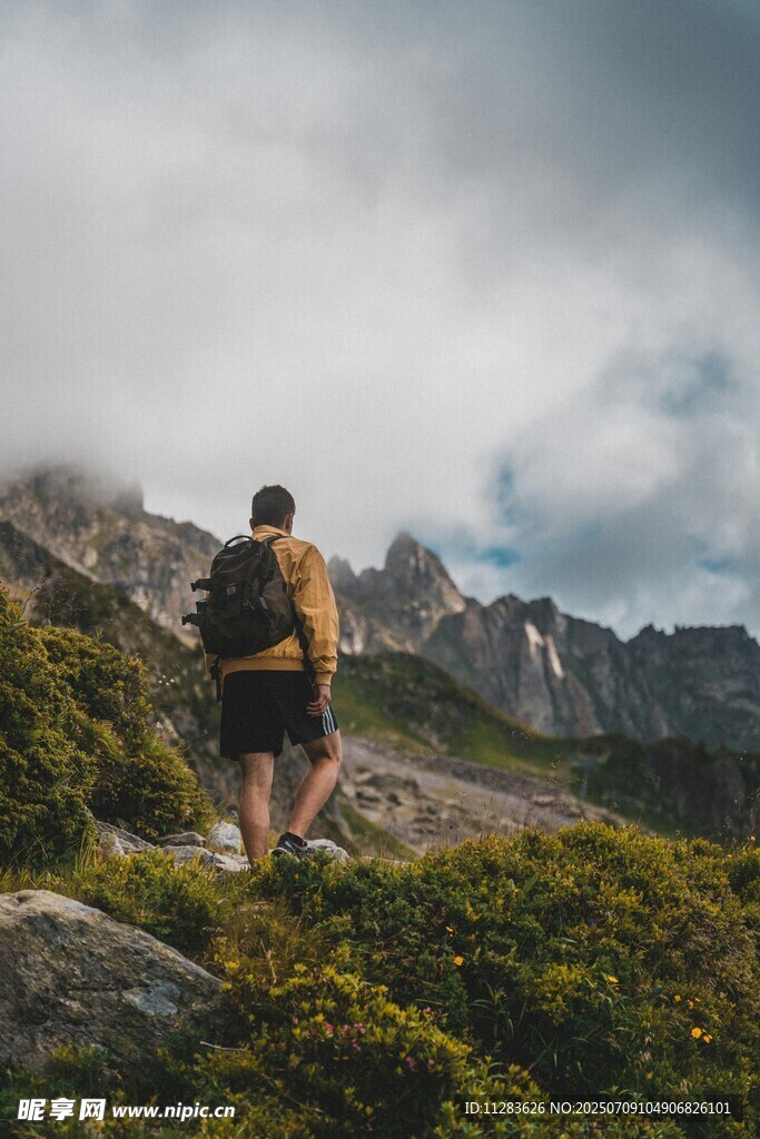 徒步者于山间眺望远方