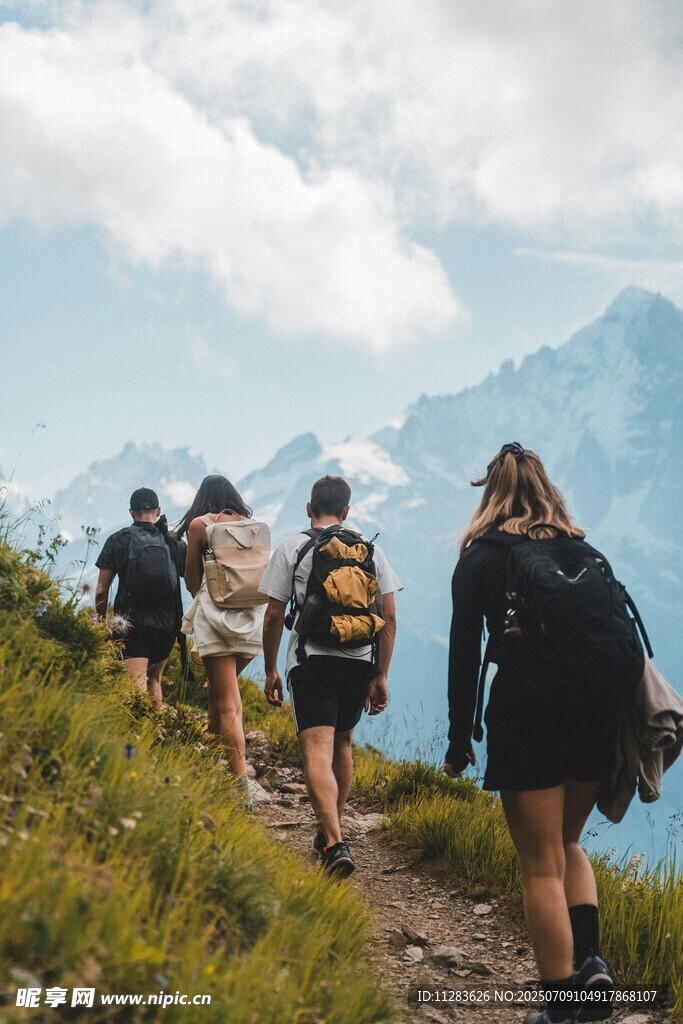 山间徒步的背包客队伍