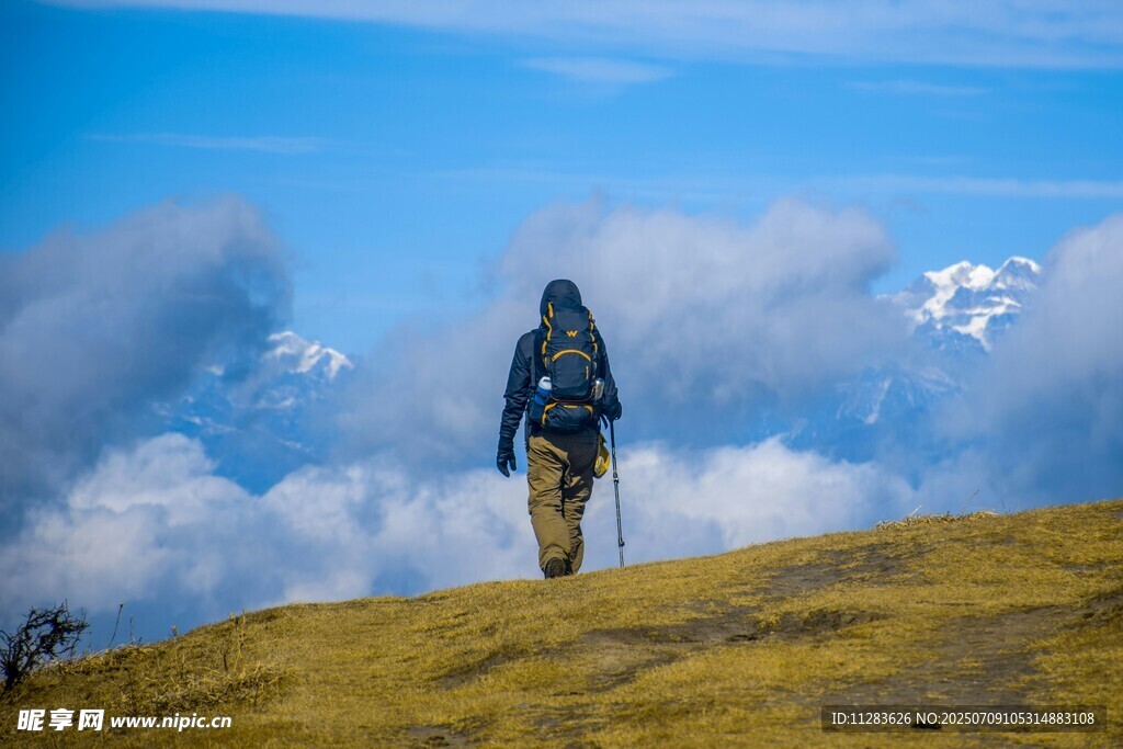 徒步者于高山云海间前行