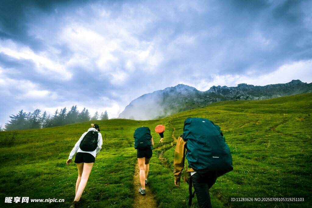 三人徒步于绿野山间