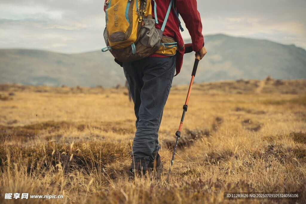 徒步旅行者穿行于旷野