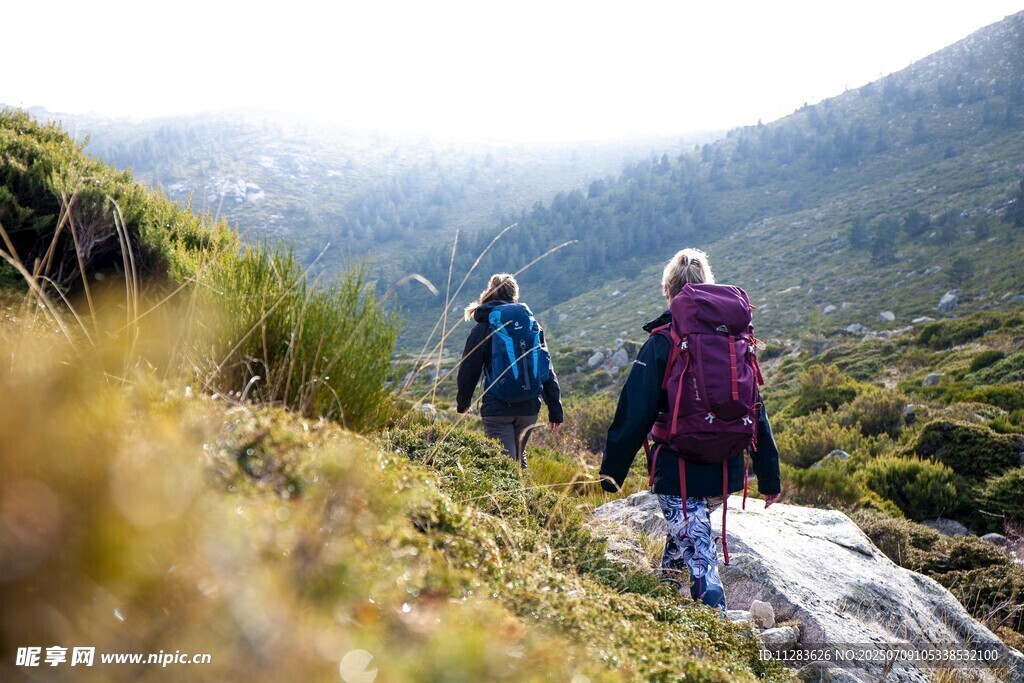 山间徒步的两位背包旅行者