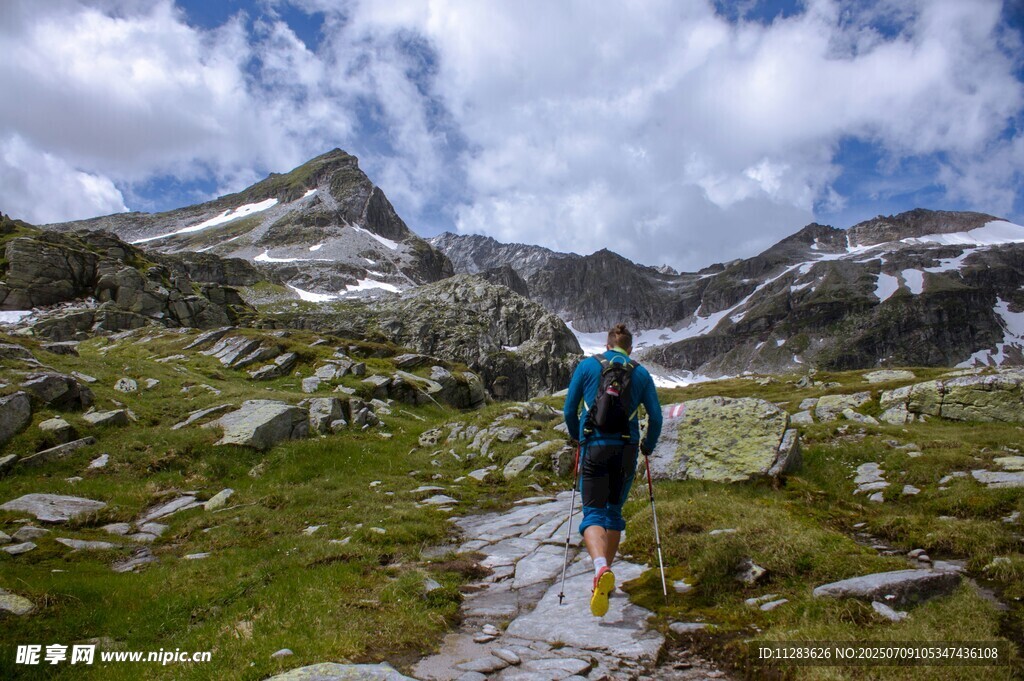 徒步者穿行于山间美景