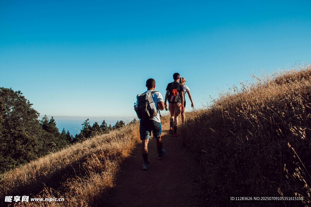 两人徒步于山间小道