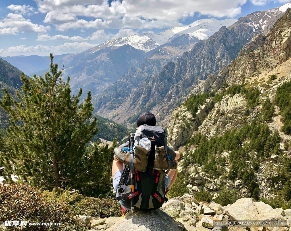 徒步者于山间眺望壮丽景色