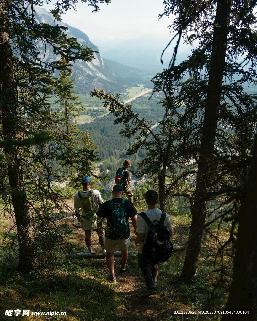 山林间的徒步旅行者
