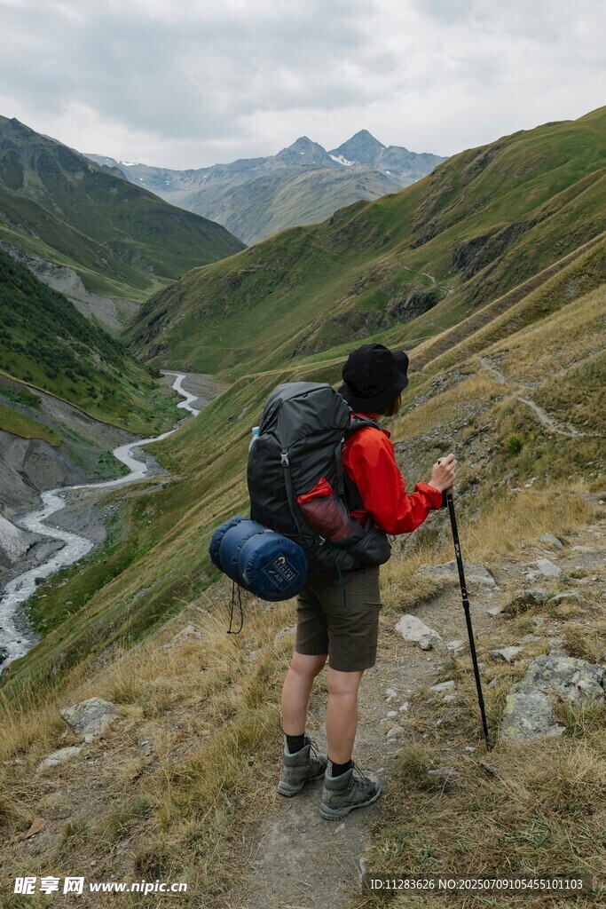 徒步者山间持杖前行