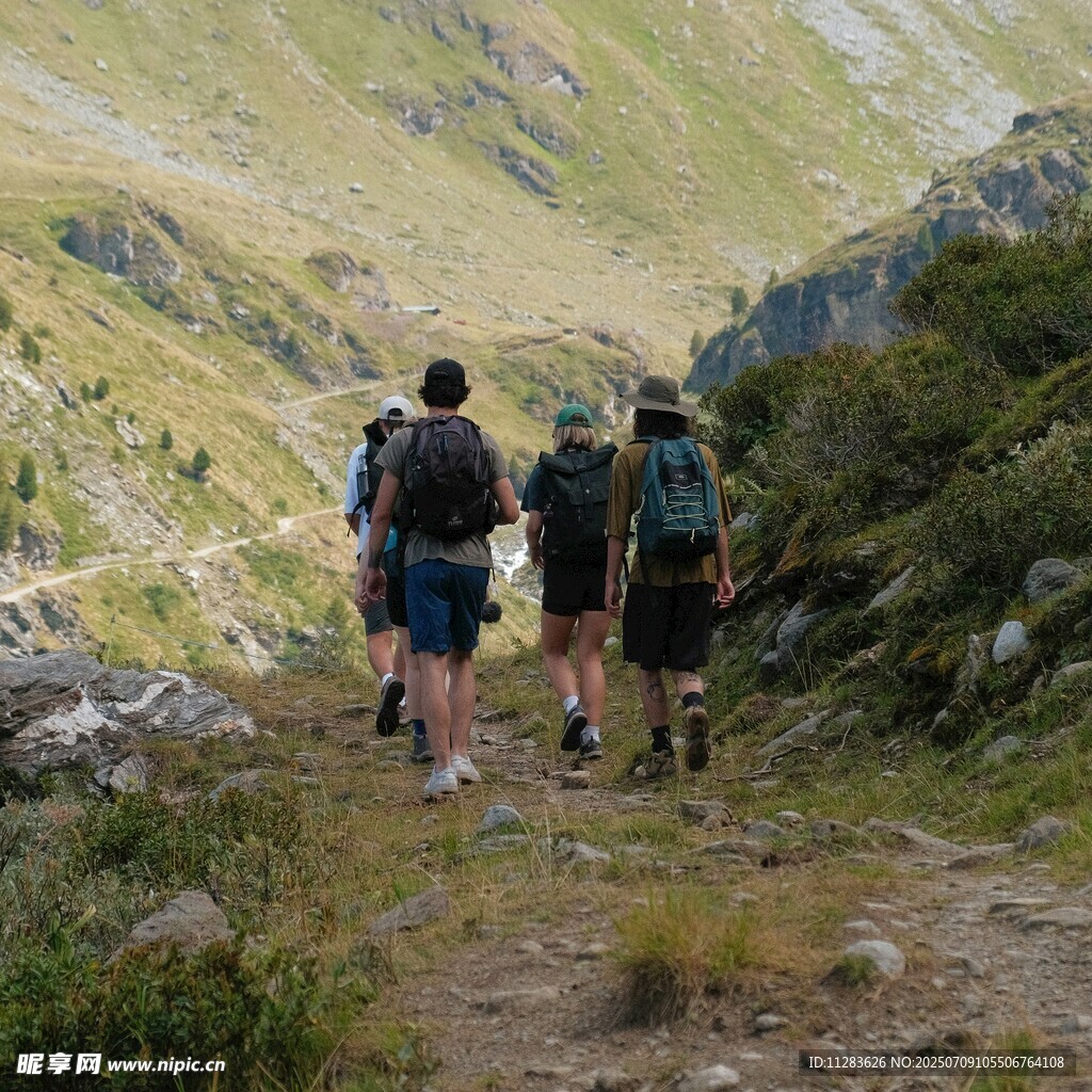 三人徒步山间小道