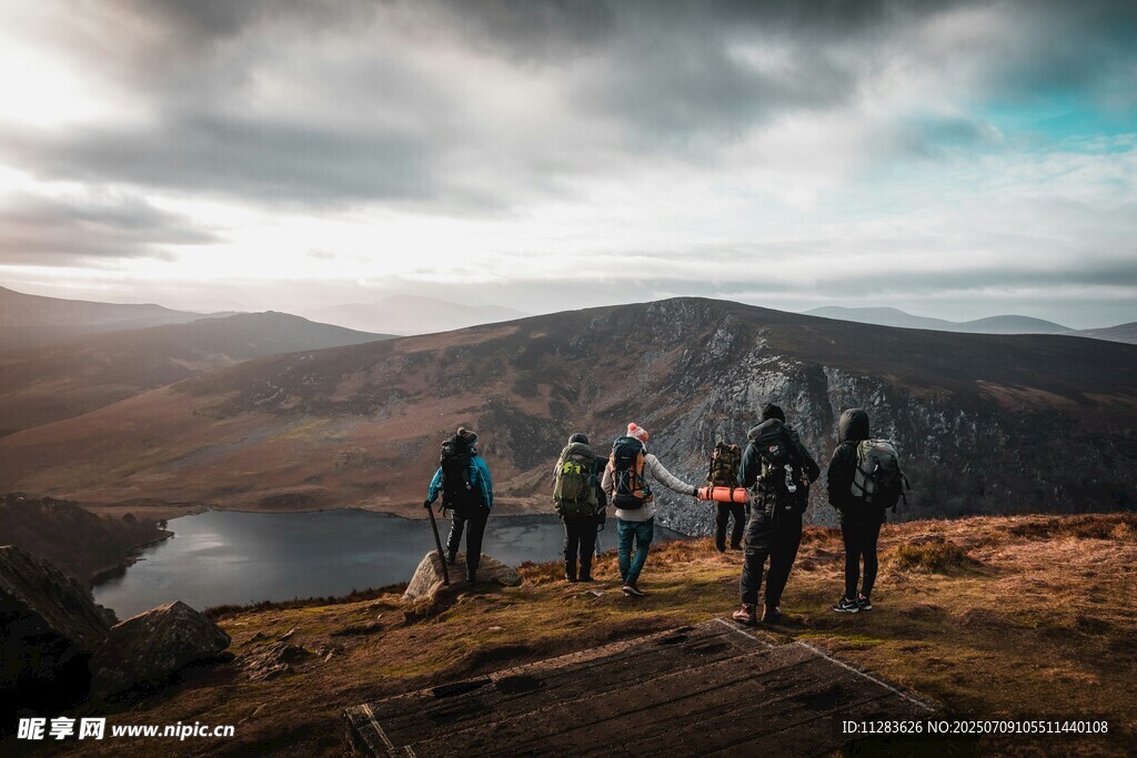 山顶徒步者眺望壮丽风景