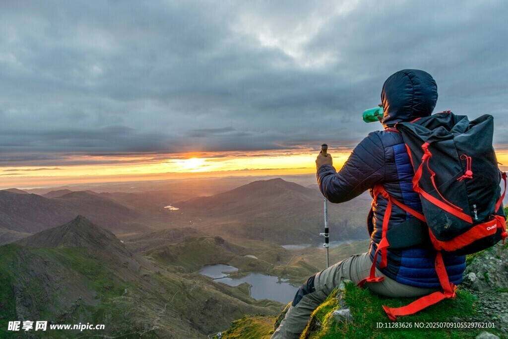 登山者赏壮丽日出美景