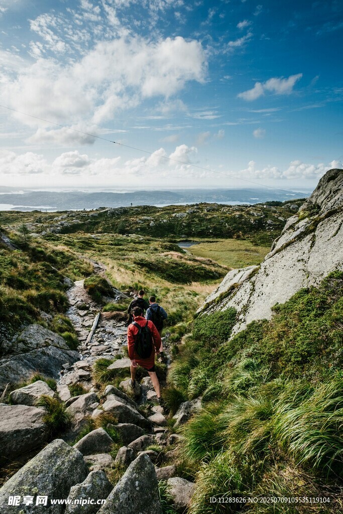徒步者穿行于山间岩石间