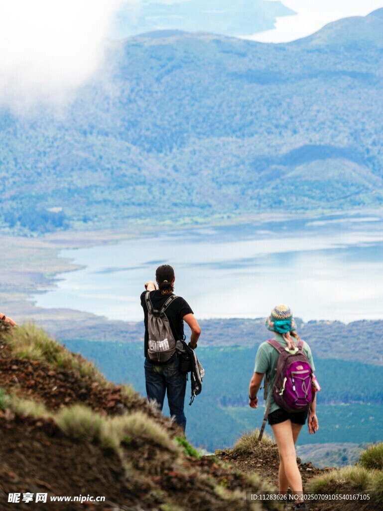 三人徒步于美丽山间湖畔