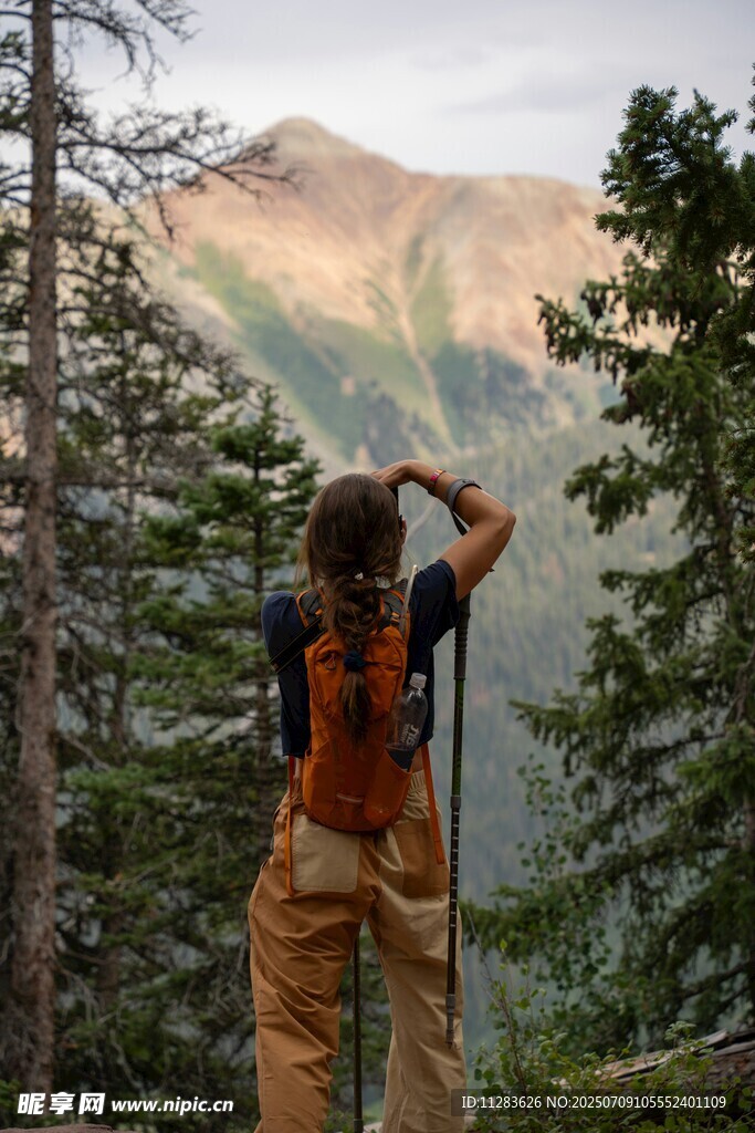 徒步者眺望山间美景