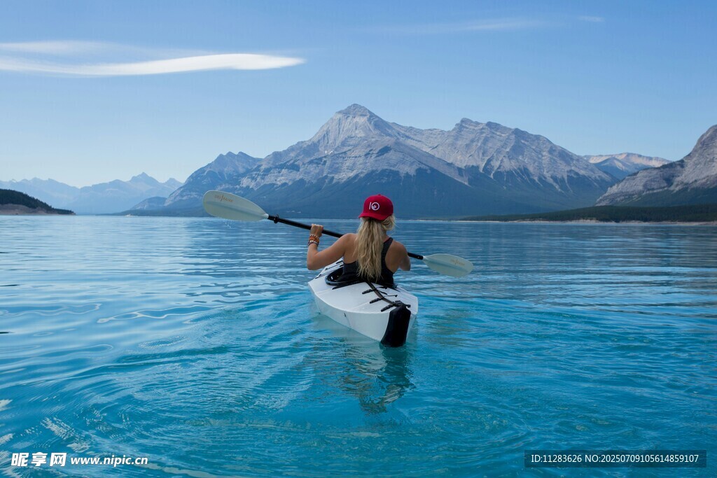 单人泛舟于澄澈山水间