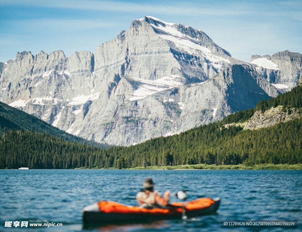 湖上泛舟赏巍峨雪山