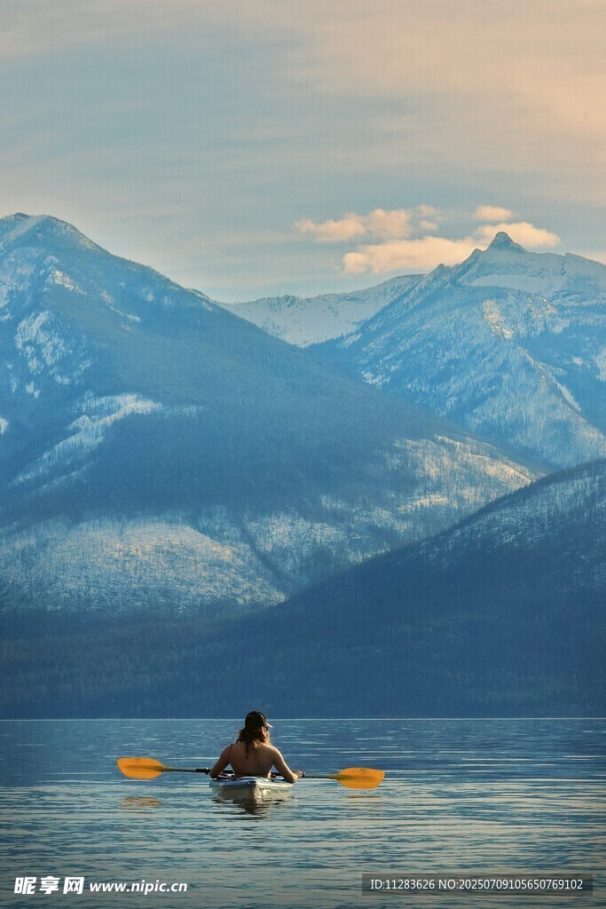 单人泛舟于山水之间