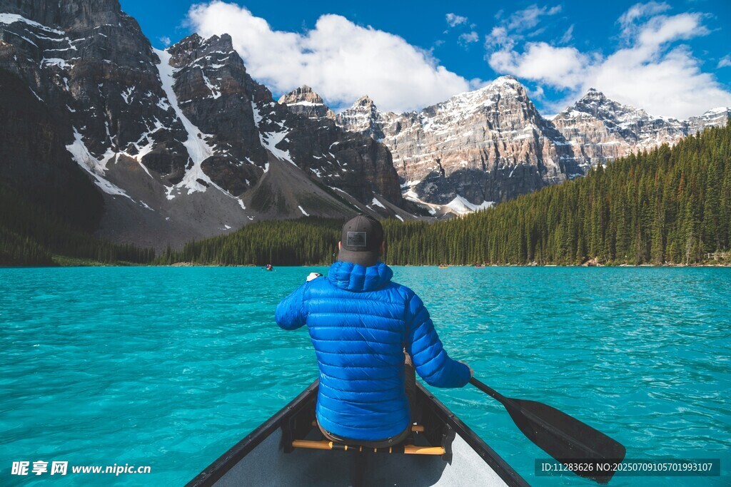 泛舟蓝湖赏壮丽雪山景