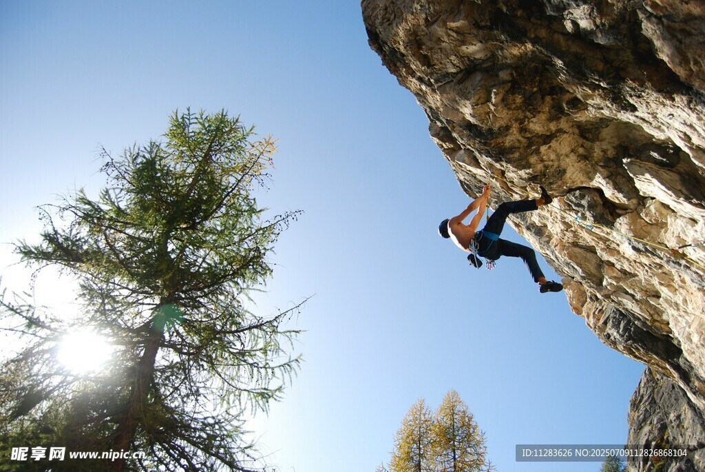 攀岩者挑战陡峭岩壁