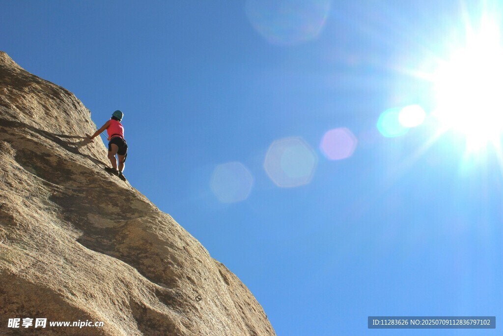 攀岩者在阳光下挑战峭壁