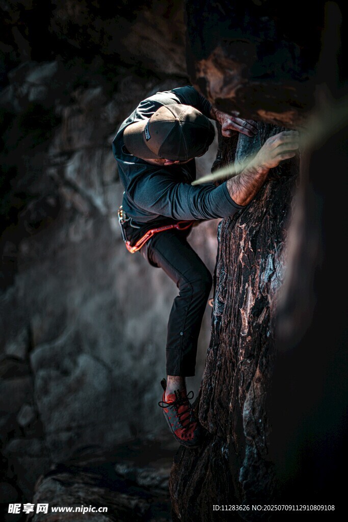 攀岩者专注攀爬峭壁