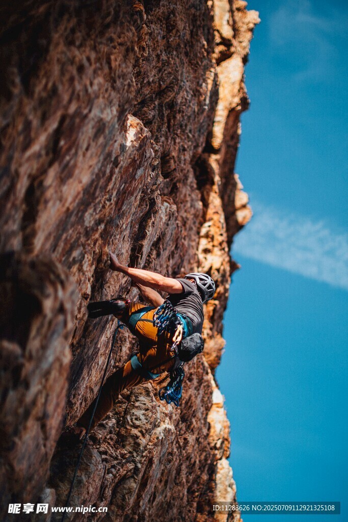 攀岩者挑战陡峭岩壁