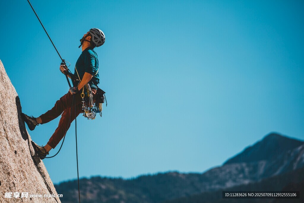 攀岩者挑战陡峭岩壁