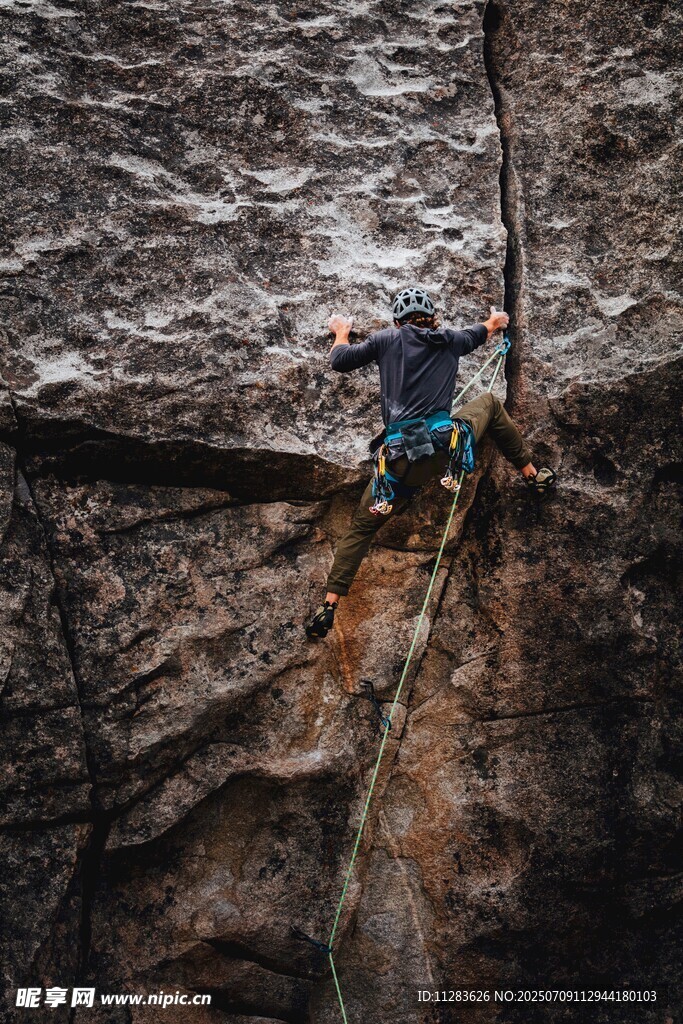 攀岩者挑战陡峭岩壁