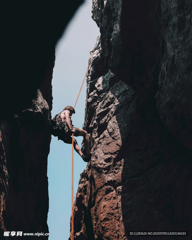 攀岩者挑战狭窄岩壁