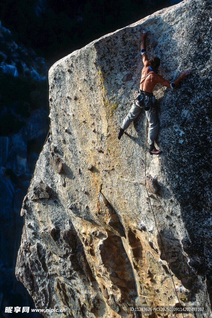 攀岩者挑战陡峭岩壁