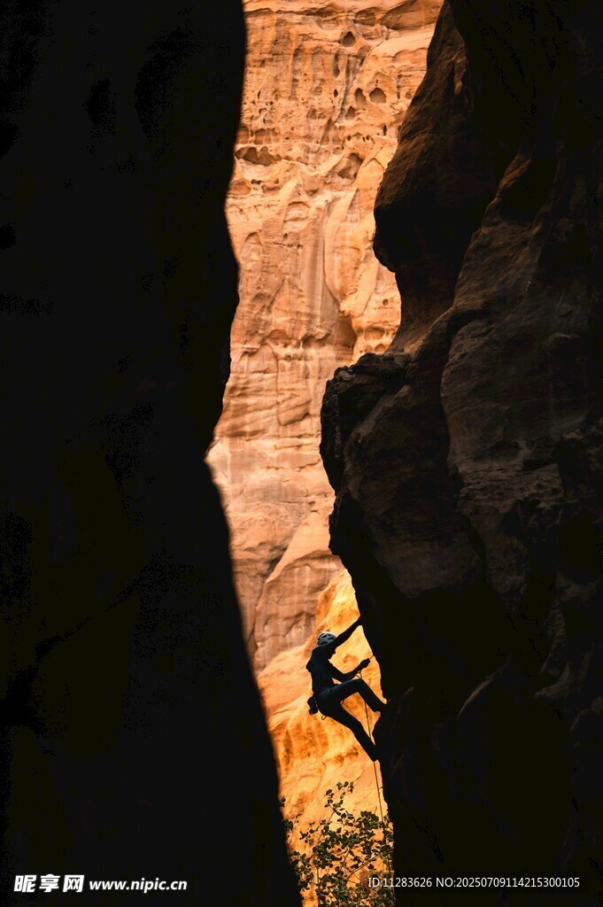 岩壁上的攀岩者