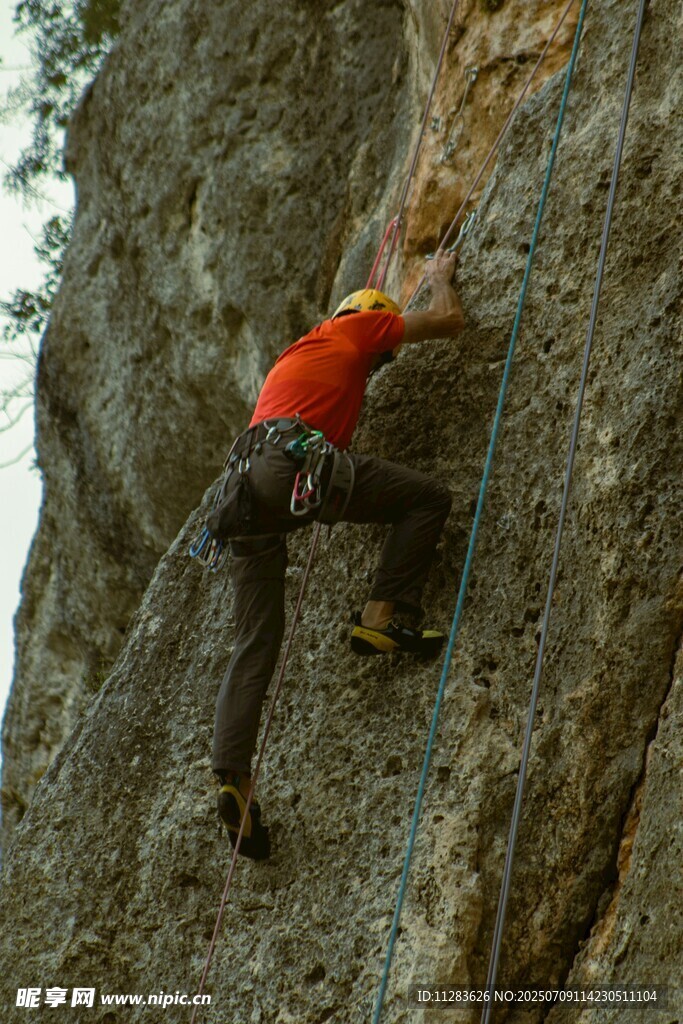 攀岩者挑战陡峭岩壁