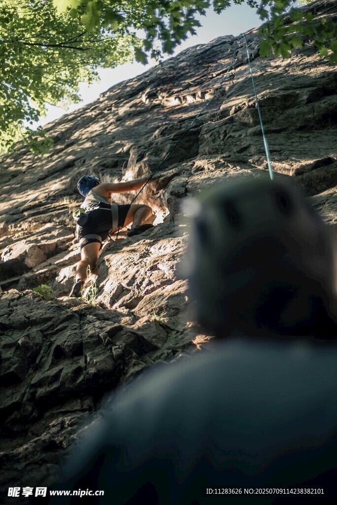 攀岩者在陡峭岩壁上攀爬