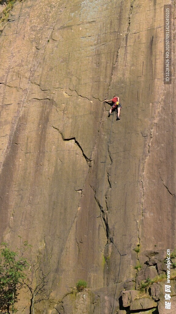 攀岩者挑战陡峭岩壁