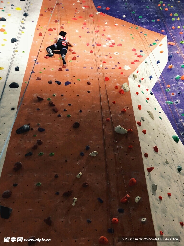 室内攀岩者挑战岩壁