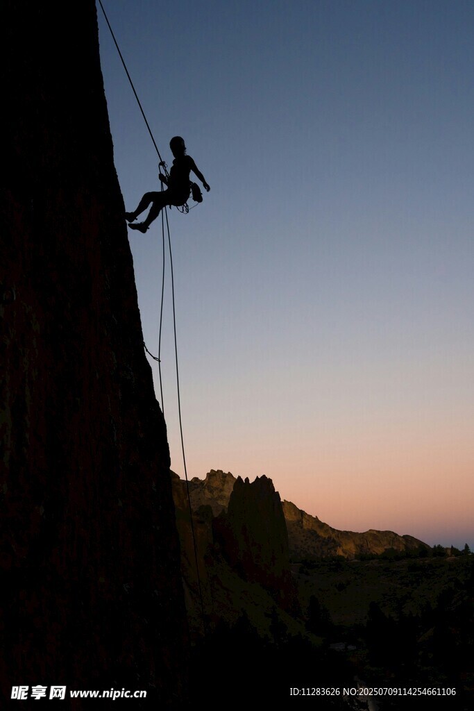 黄昏攀岩者