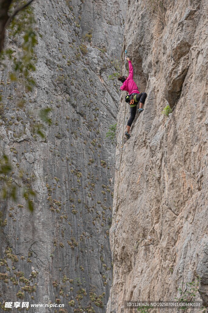女子攀岩挑战陡峭岩壁