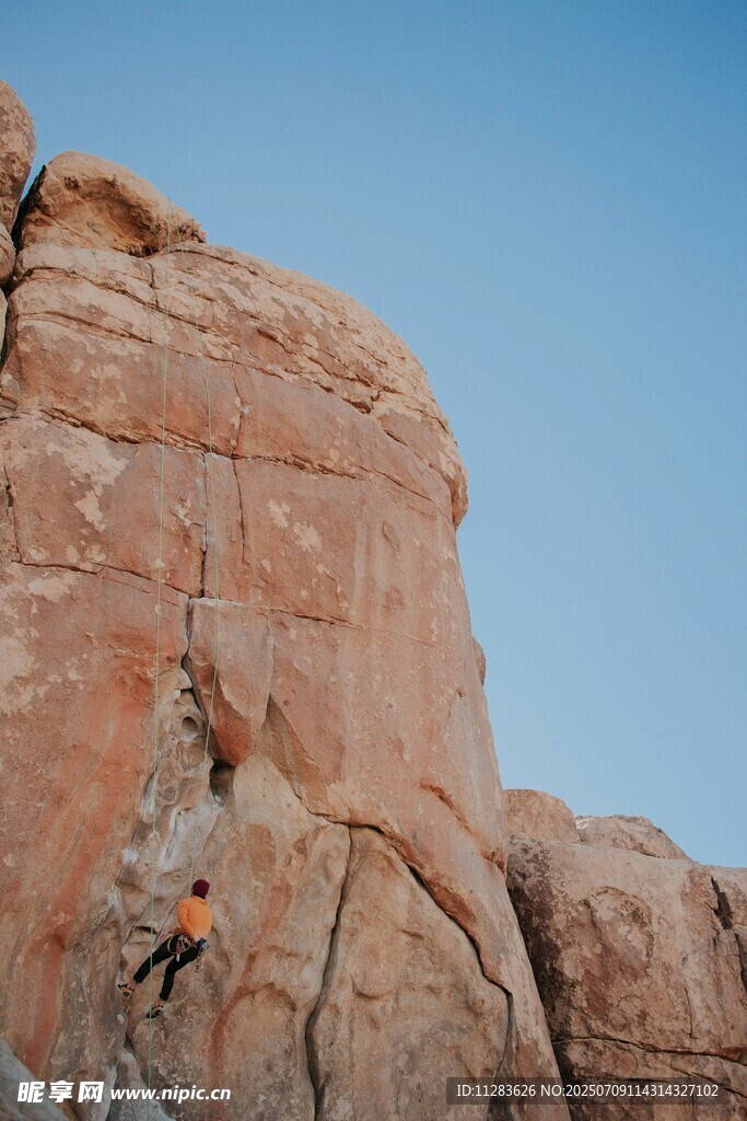 攀岩者挑战红色岩壁