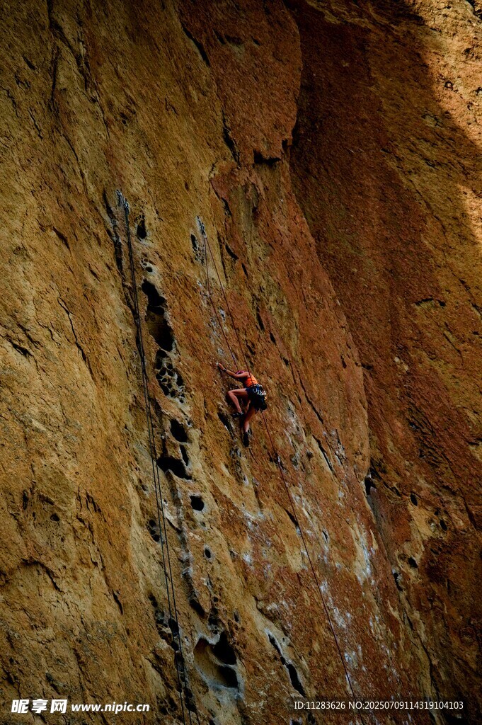 岩壁上的攀岩者