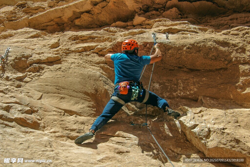 两人在岩壁上进行攀岩活动
