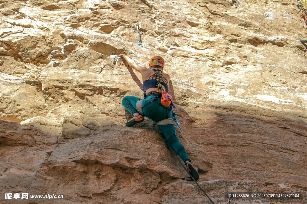 攀岩者在峭壁上的精彩瞬间