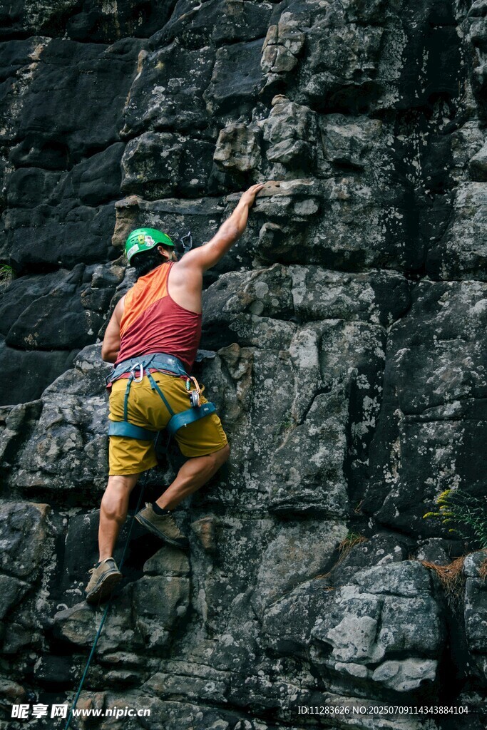 攀岩者挑战陡峭岩壁