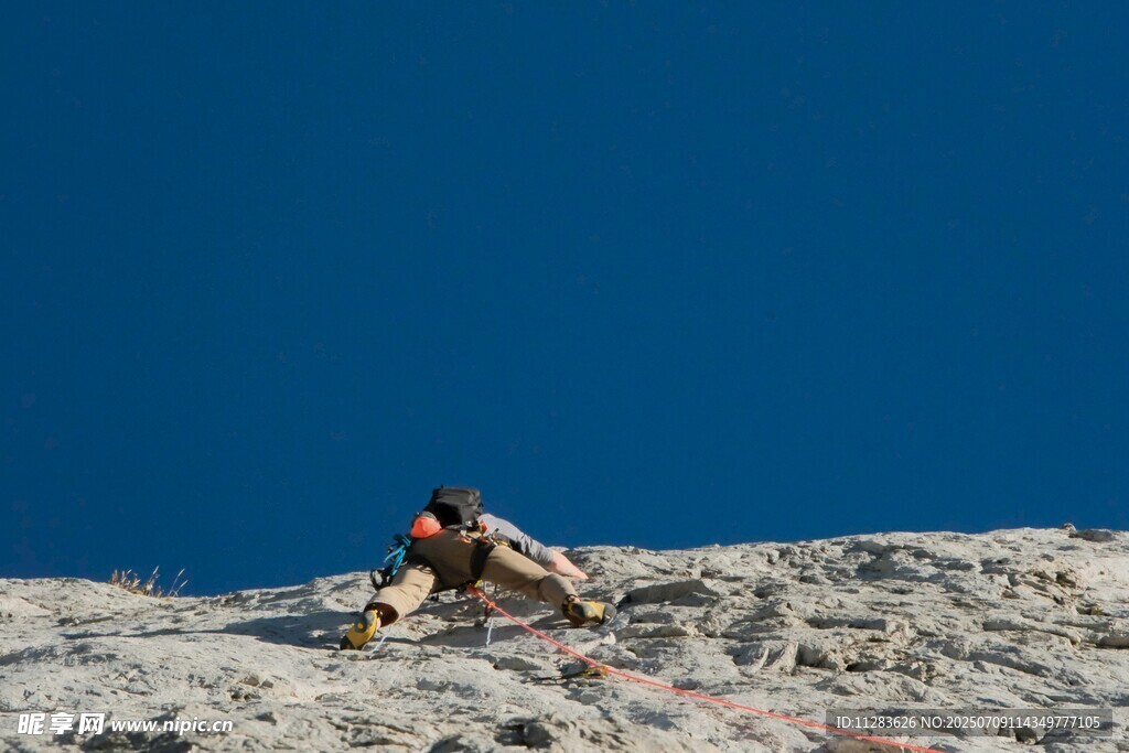 攀登者在陡峭山坡上作业