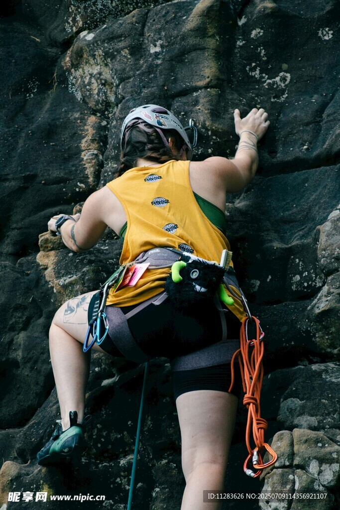 女子专注攀岩瞬间