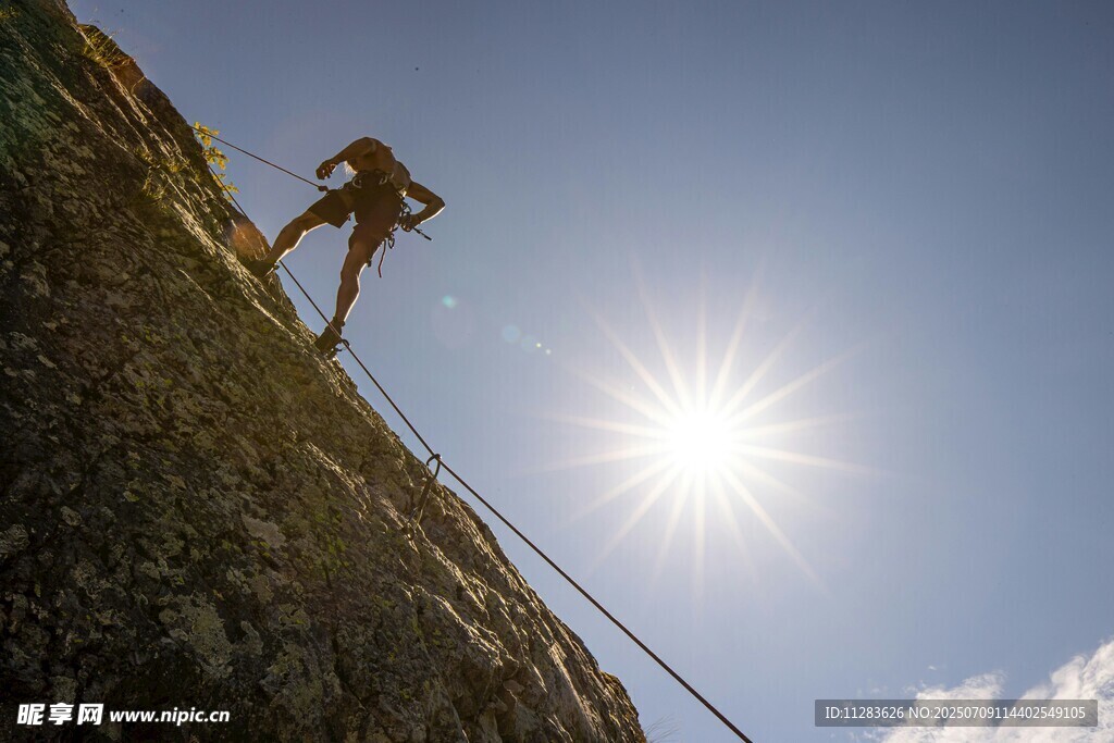 攀岩者在阳光下挑战峭壁