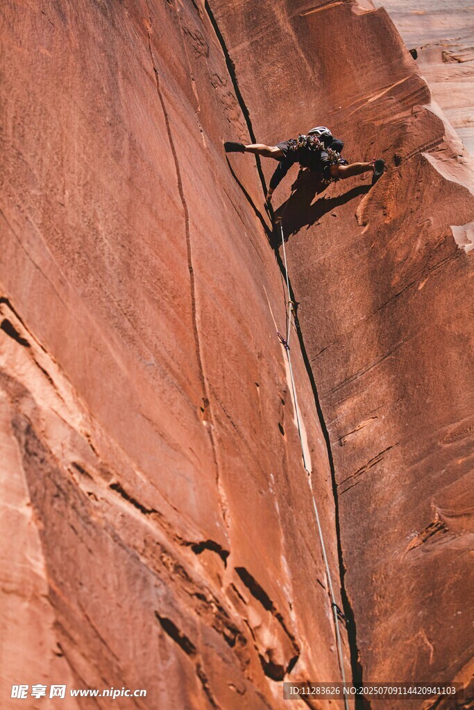 攀岩者挑战陡峭岩壁